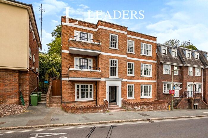 3 Bedroom Flat To Rent In Quarry Street, GU1