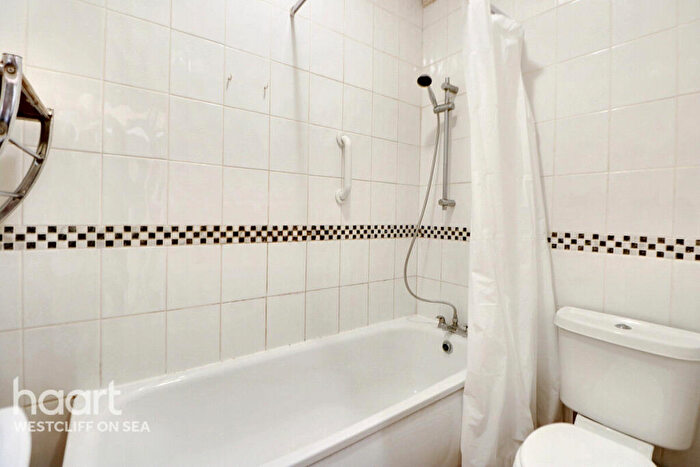 1 Bedroom Flat For Sale In Whitefriars Crescent, Westcliff-On-Sea, SS0