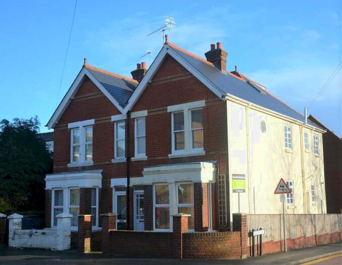 3 Bedroom Semi-Detached House To Rent In Newport Road, Cowes, PO31