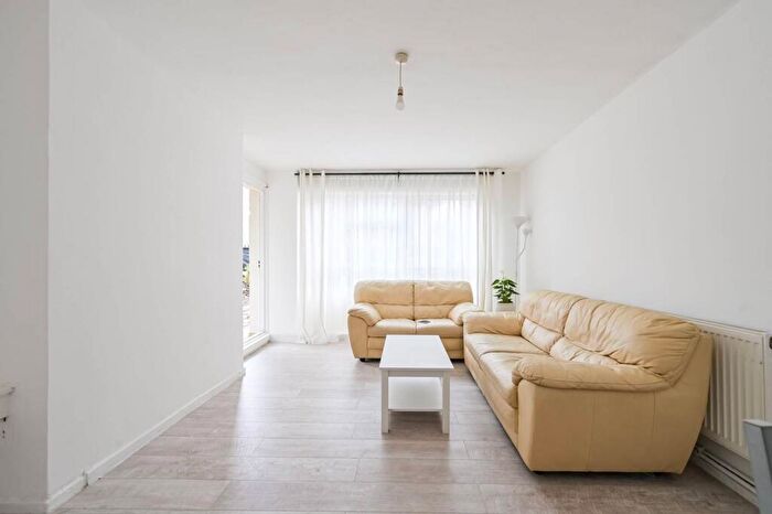 3 Bedroom Flat For Sale In Barnardo Street, Shadwell, London, E1