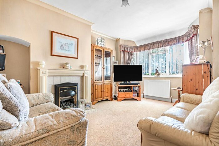 3 Bedroom Semi-detached House For Sale In Worple Road, Staines-Upon-Thames, TW18