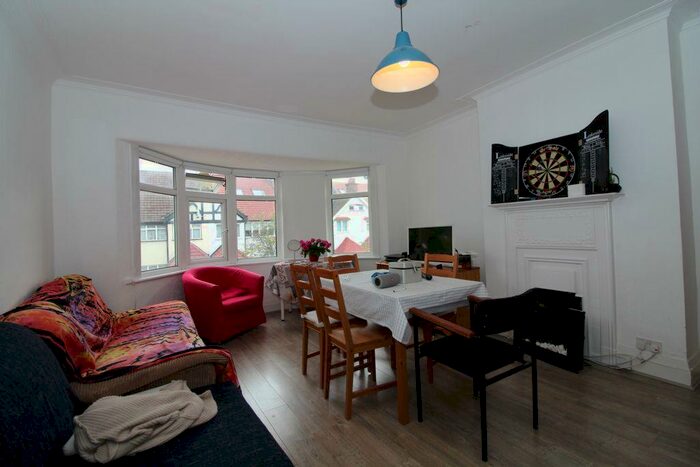 3 Bedroom Flat To Rent In St Marys Road, Golders Green, NW11