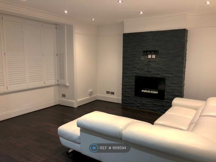 2 Bedroom Flat To Rent In Fyfield Road, Enfield, EN1