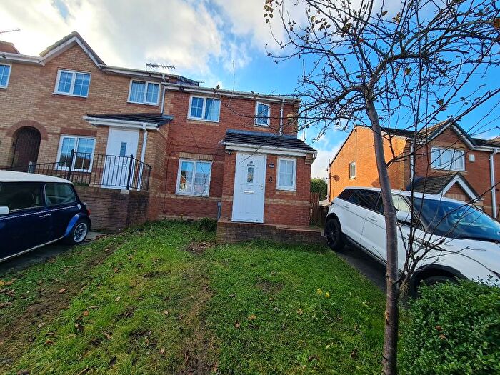 3 Bedroom Semi-Detached House To Rent In Shadowbrook Close, Oldham, OL1