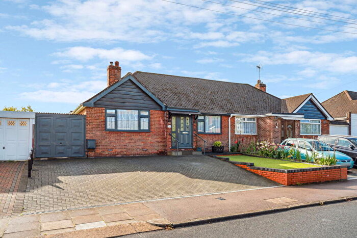 2 Bedroom Semi-Detached Bungalow For Sale In Emerald Road, Luton, LU4