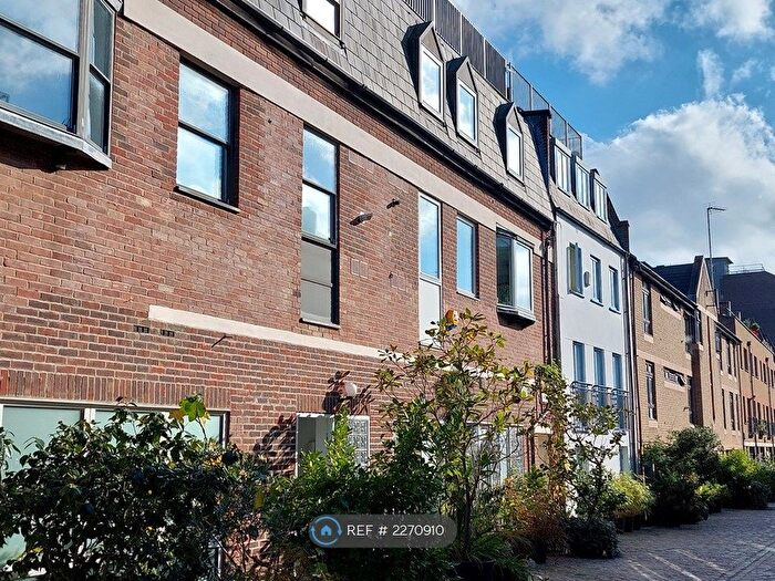 2 Bedroom Semi-Detached House To Rent In Brownlow Mews, London, WC1N