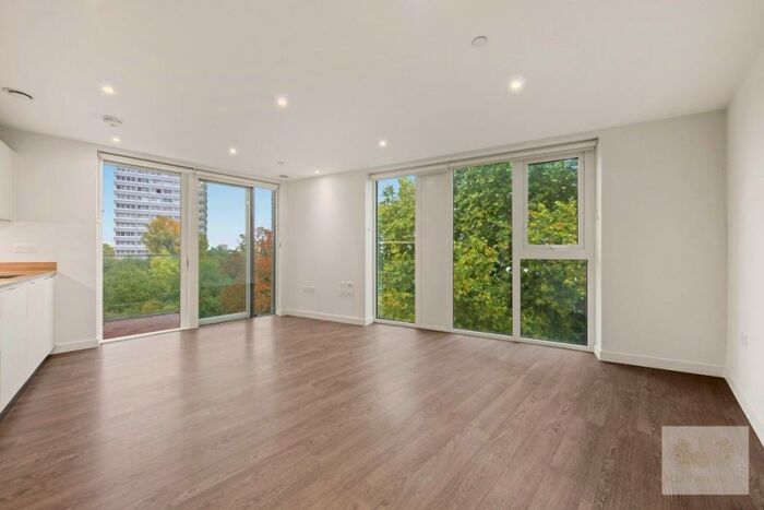2 Bedroom Apartment To Rent In Flat, Theshoreline Building, Newnton Close, London, N4