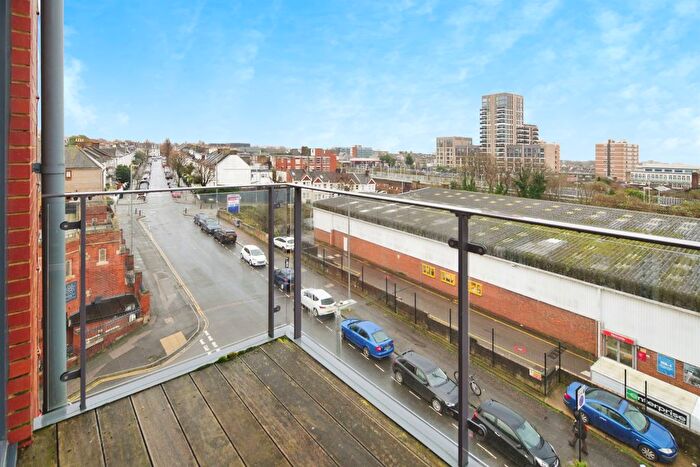 2 Bedroom Flat For Sale In Goldstone Lane, Hove, BN3