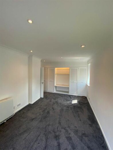 2 Bedroom Flat To Rent In Nether Street, Finchley, London, N12