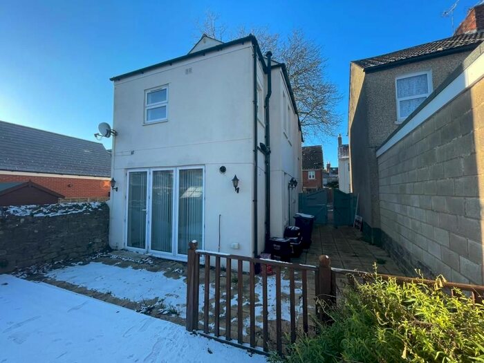 3 Bedroom Detached House To Rent In Ripley Road, Old Town, SN1