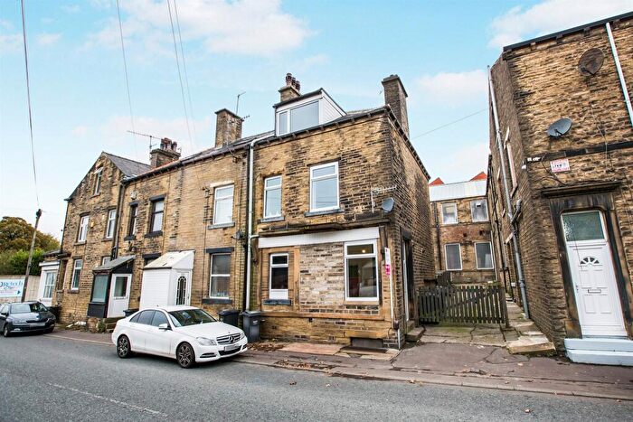 4 Bedroom End Of Terrace House For Sale In Shay Lane, Halifax, HX2