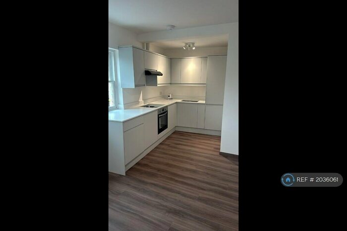 3 Bedroom Flat To Rent In Easton Street, High Wycombe, HP11