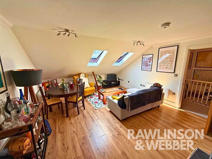 2 Bedroom Flat To Rent In River Bank, East Molesey, KT8