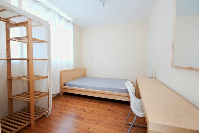 4 Bedroom Property To Rent In County Street, London, SE1