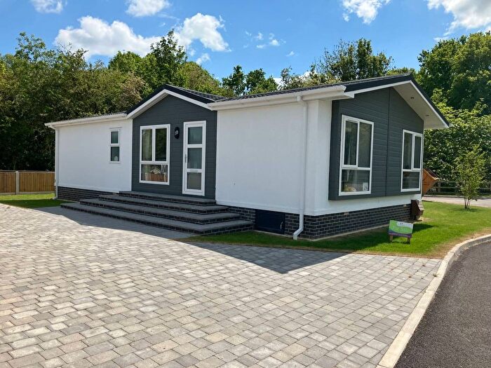 2 Bedroom Mobile/park Home For Sale In Roecliffe, York North Yorkshire, YO51