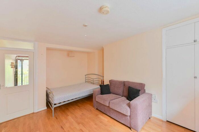 Studio To Rent In Ebury Bridge Road, Pimlico, London, SW1W