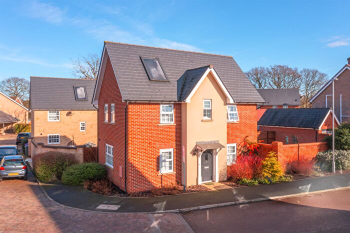 3 Bedroom Detached House For Sale In Christmas Tree Crescent, Hawkwell, Hockley, SS5