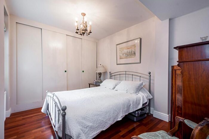 2 Bedroom Flat To Rent In Campden Grove, London, W8