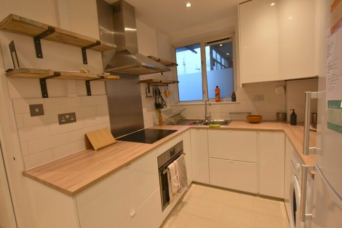 2 Bedroom Flat To Rent In Batman Close, London, W12
