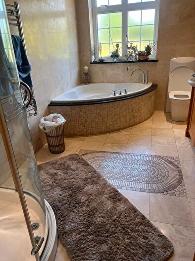 6 Bedroom Semi-Detached House To Rent In Cat Hill, Barnet, North London, EN4