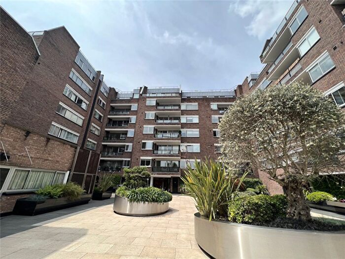 1 Bedroom Flat To Rent In Kensington Heights - Campden Hill Road, London, W8