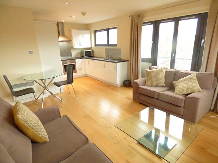 2 Bedroom Property To Rent In White Cart Court, Glasgow, G43