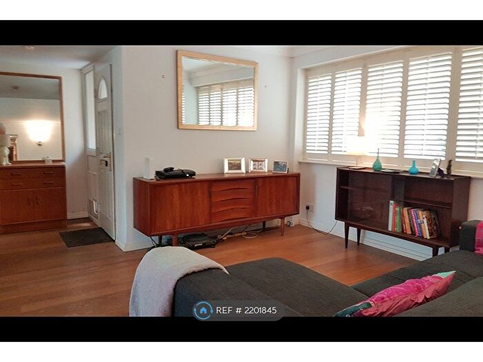 2 Bedroom Flat To Rent In Perryfield Way, Richmond, TW10