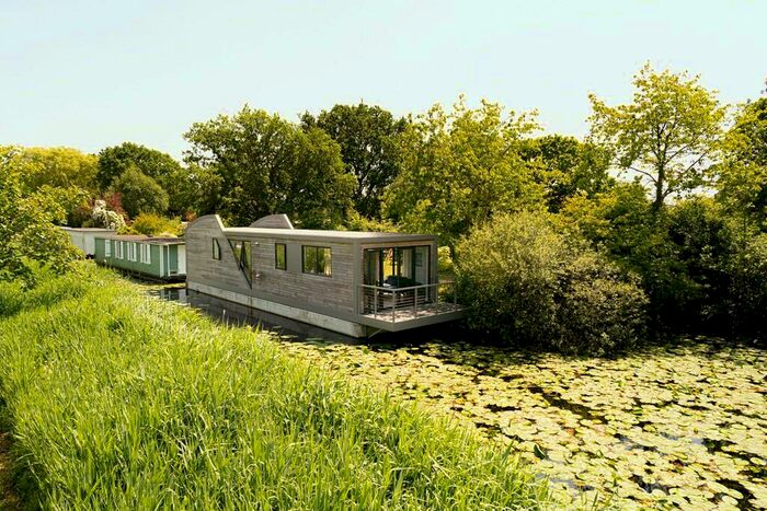 2 Bedroom House Boat For Sale In Chichester Marina, Chichester, PO20