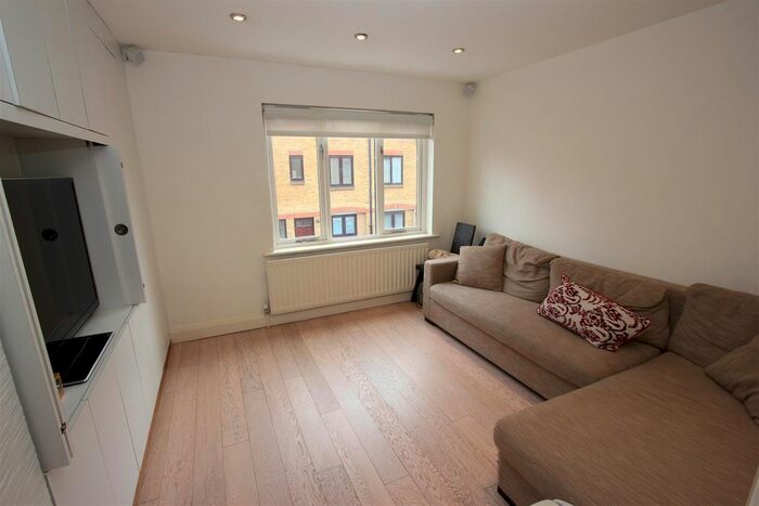 3 Bedroom Town House To Rent In Roding Mews, London E1W