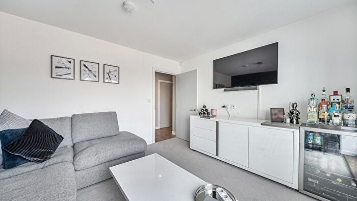 2 Bedroom Flat For Sale In Ashford, Ashford, TW15