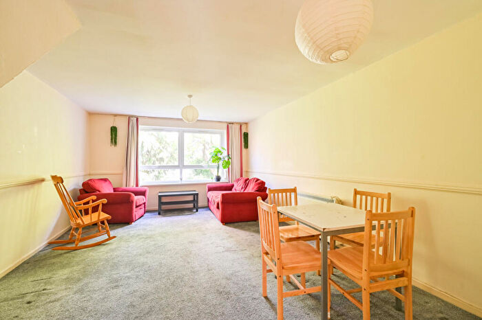 2 Bedroom Maisonette For Sale In Regent Square, , Bow, London, E3