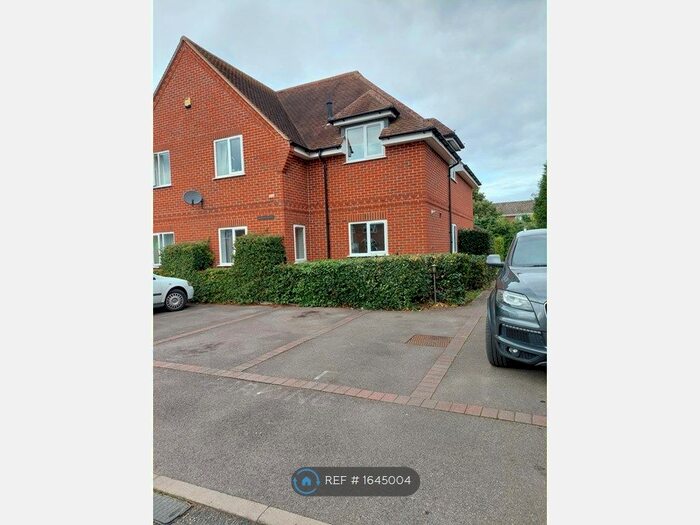 2 Bedroom Flat To Rent In Franklin Court, Tadley, RG26