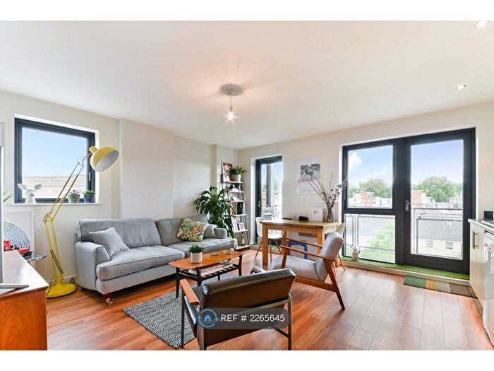 2 Bedroom Flat To Rent In Walnut Court, London, E5