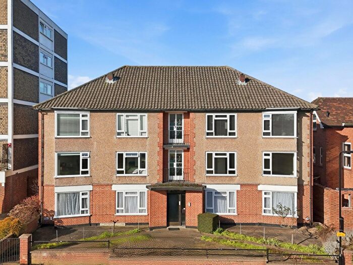 2 Bedroom Flat For Sale In Crescent Road, Chingford, E4