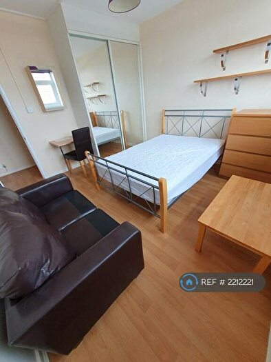 3 Bedroom Flat To Rent In Landmann House, SE16