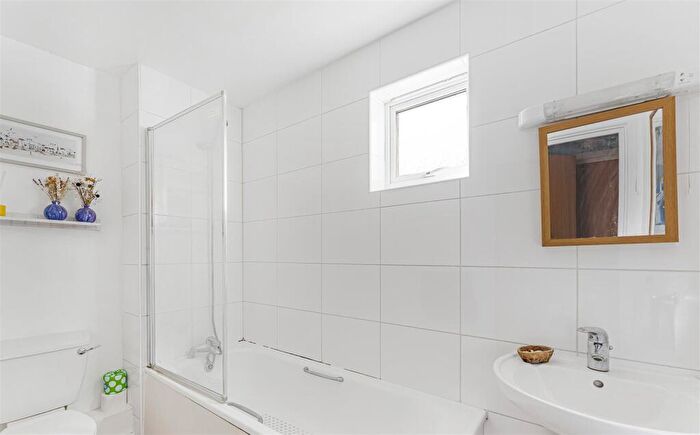 2 Bedroom Flat For Sale In Elgar Street, Canada Water, SE16