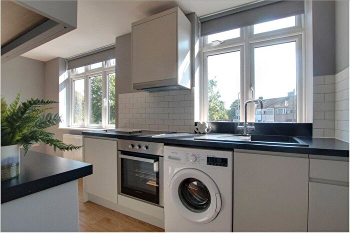 1 Bedroom Flat To Rent In Chigwell Road, Woodford Green, IG8