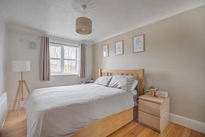 2 Bedroom Flat For Sale In Gandon Vale, High Wycombe, HP13
