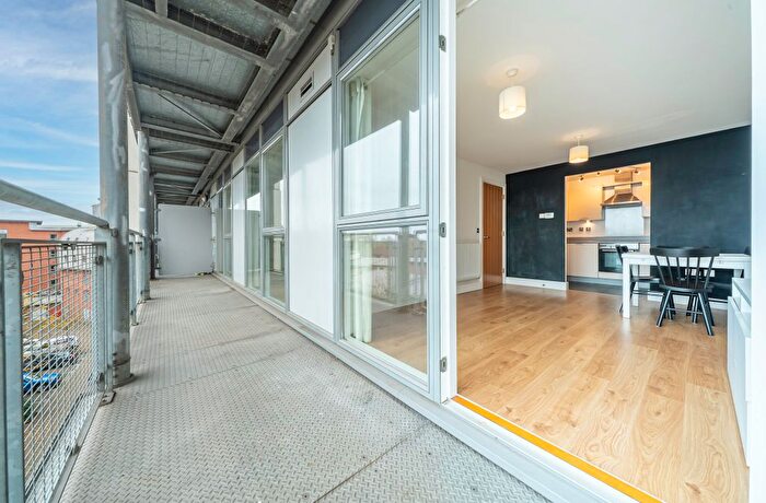 2 Bedroom Flat To Rent In Mason Way, Park Central, B15