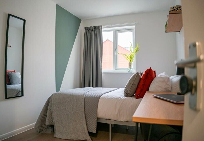 5 Bedroom Flat To Rent In Crofton Street, Manchester, M14