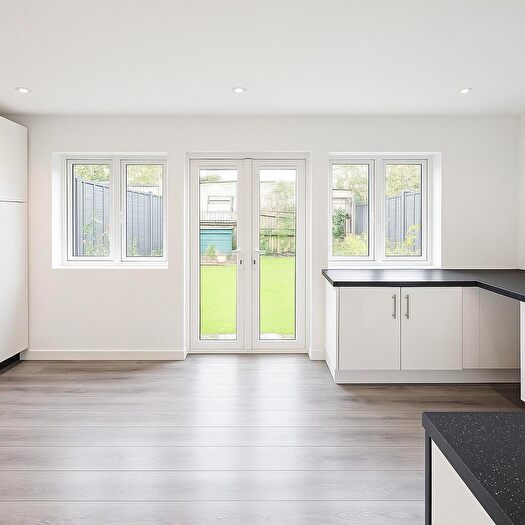 3 Bedroom Town House To Rent In Canonsleigh Road, Dagenham, RM9