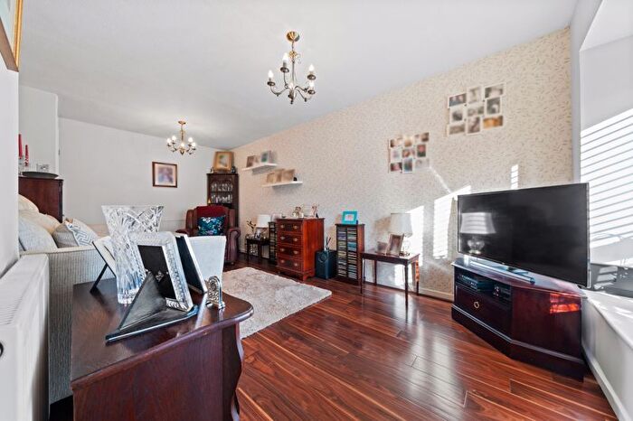 2 Bedroom Bungalow For Sale In Southwood Close, Worcester Park, KT4