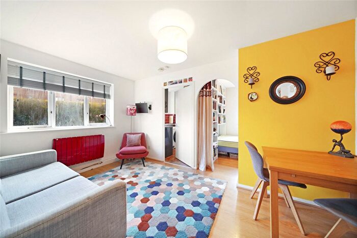 1 Bedroom Studio For Sale In Draycott Close, Cricklewood, NW2