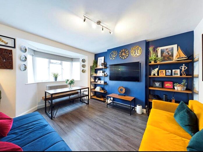 2 Bedroom Flat For Sale In Amblecote Road, London, SE12