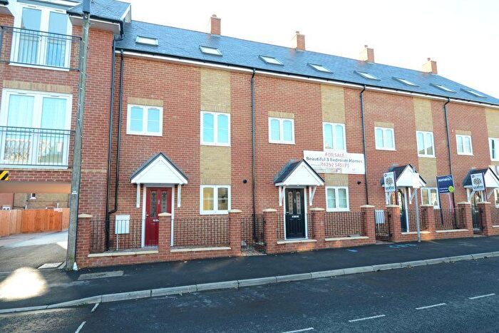 3 Bedroom Town House To Rent In Queens Road, Farnborough, GU14