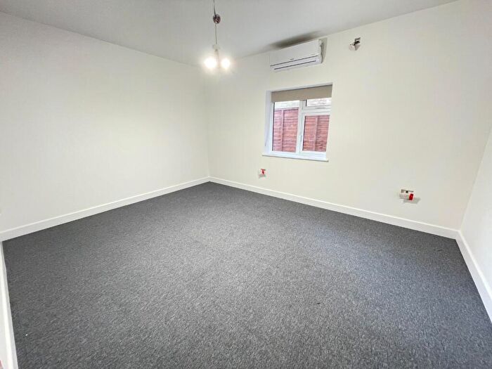 Studio To Rent In Rooms, Marsh Road, Luton, Bedfordshire, LU3