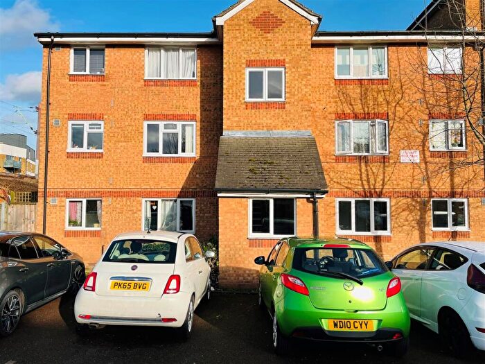 1 Bedroom Flat To Rent In Greenacre Gardens, Walthamstow, E17