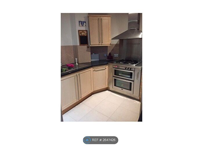 2 Bedroom Flat To Rent In Trade Tower, London, SW11