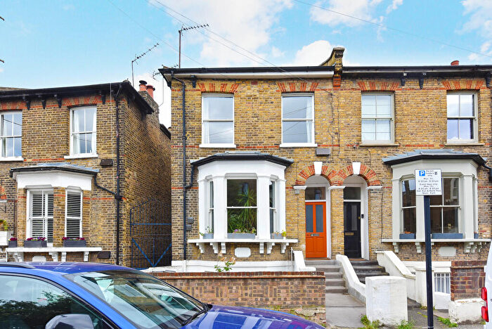 1 Bedroom Apartment To Rent In Brookfield Road, E9