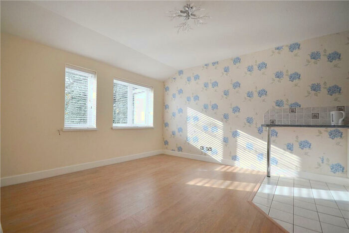 1 Bedroom Apartment To Rent In Mount Lane, RG12